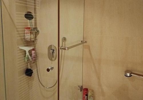 Bad mit Dusche Wanne1