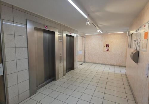 Aufzüge im Eingangsbereich