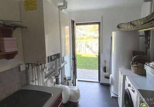 Hauswirtschaftsraum mit Zugang zur Terrasse