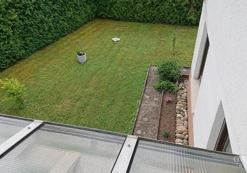Blick-vom-Balkon-in-Garten