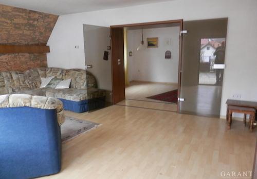 Teilansicht-Wohnzimmer