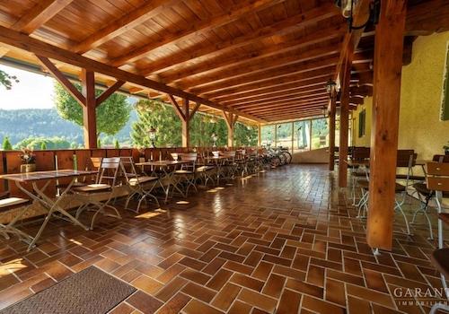 Draußen genießt man