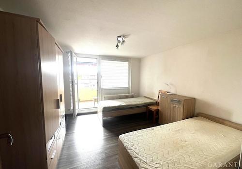 Zimmer 2 mit Zugang zum Balkon