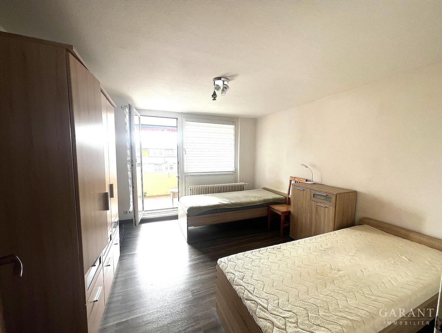 Zimmer 2 mit Zugang zum Balkon