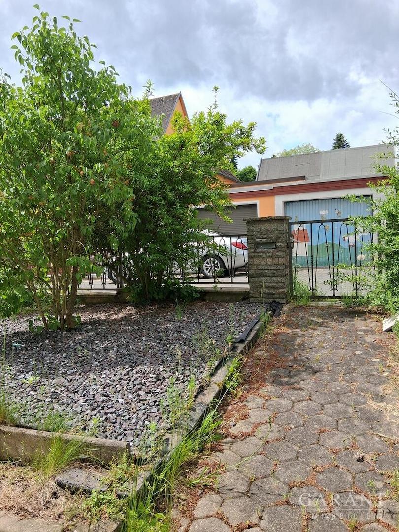 ..zum Ein-/Ausgang..