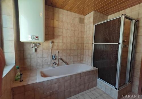 Badezimmer mit Dusche OG1