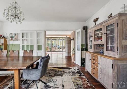 Salonzimmer mit Durchgang zum Wohnzimmer