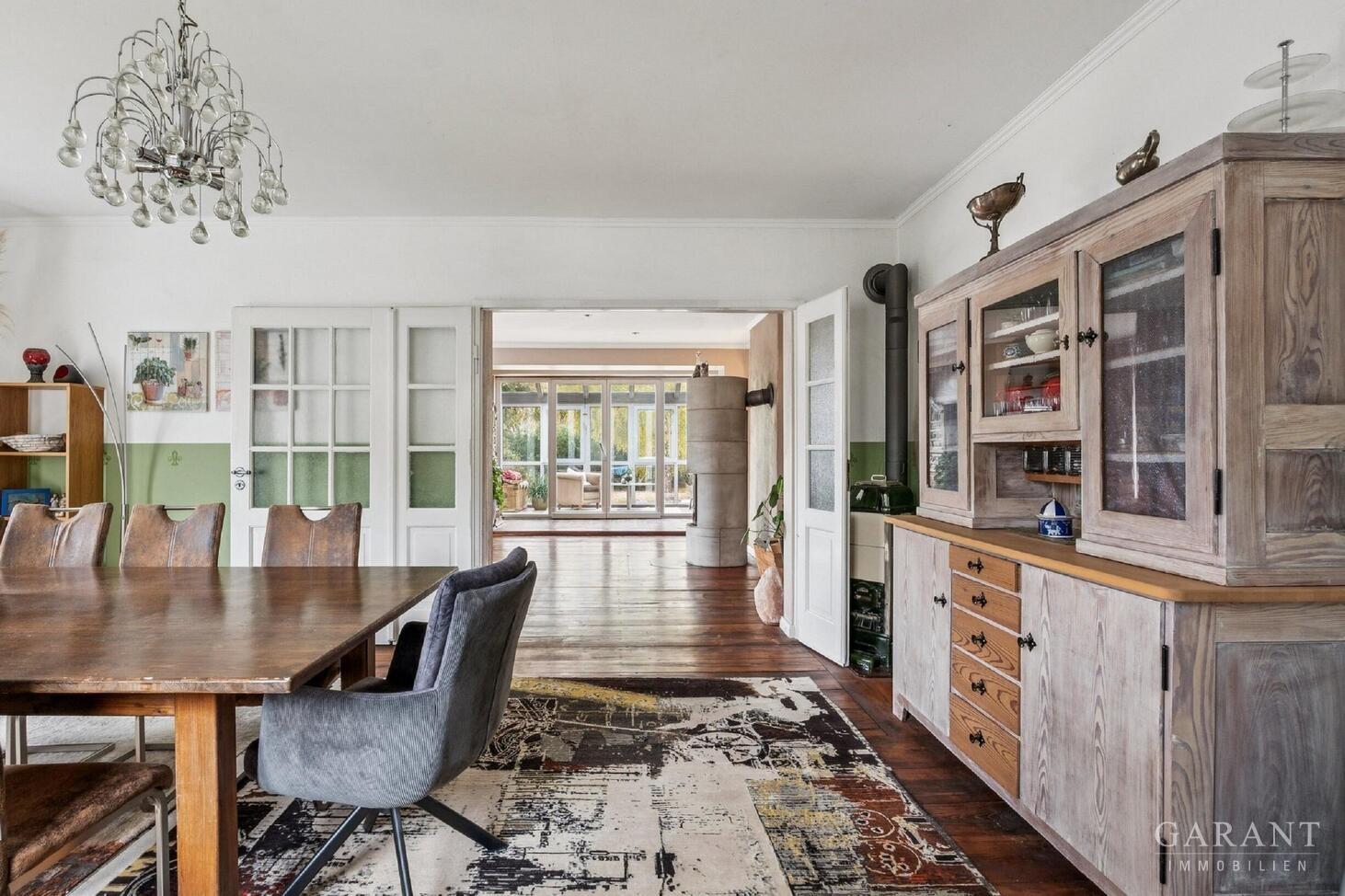 Salonzimmer mit Durchgang zum Wohnzimmer