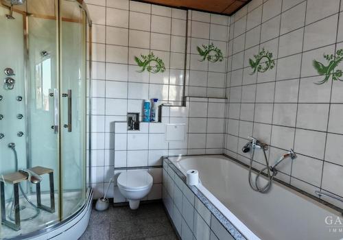 Badansicht mit Dusche OG