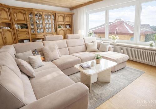 Helles Wohnzimmer mit beigem Sofa
