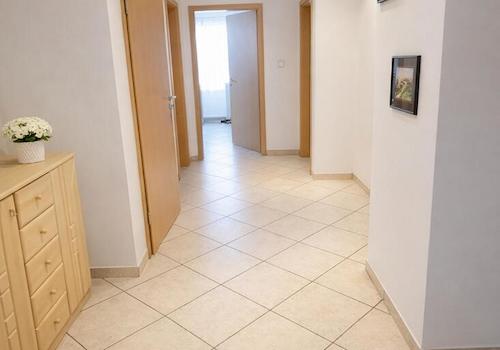 Heller Flur mit Holzdetails