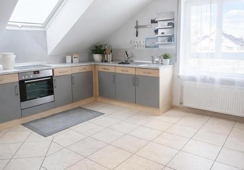 Helle, moderne Küche im Dachgeschoss