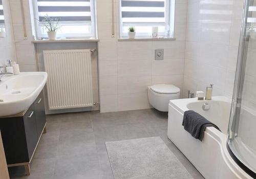 Modernes Badezimmer mit eleganten Details