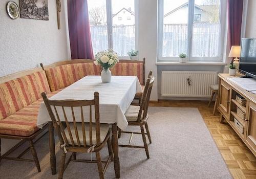 Einladendes Esszimmer mit Holzdetails(1)