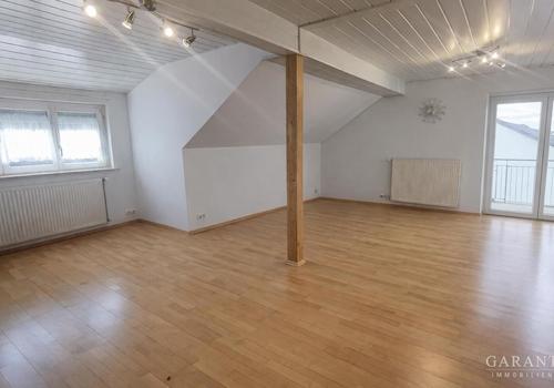 Helles, leeres Dachzimmer