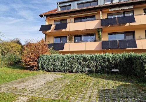 Hausansicht mit zusätzlichem Stellplatz (links)