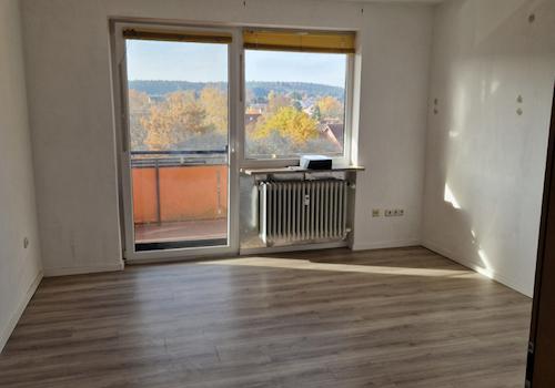 Wohn-Arbeitszimmer mit Balkonzugang