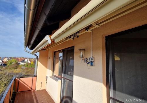 Balkon mit zwei elektrischen Markisen