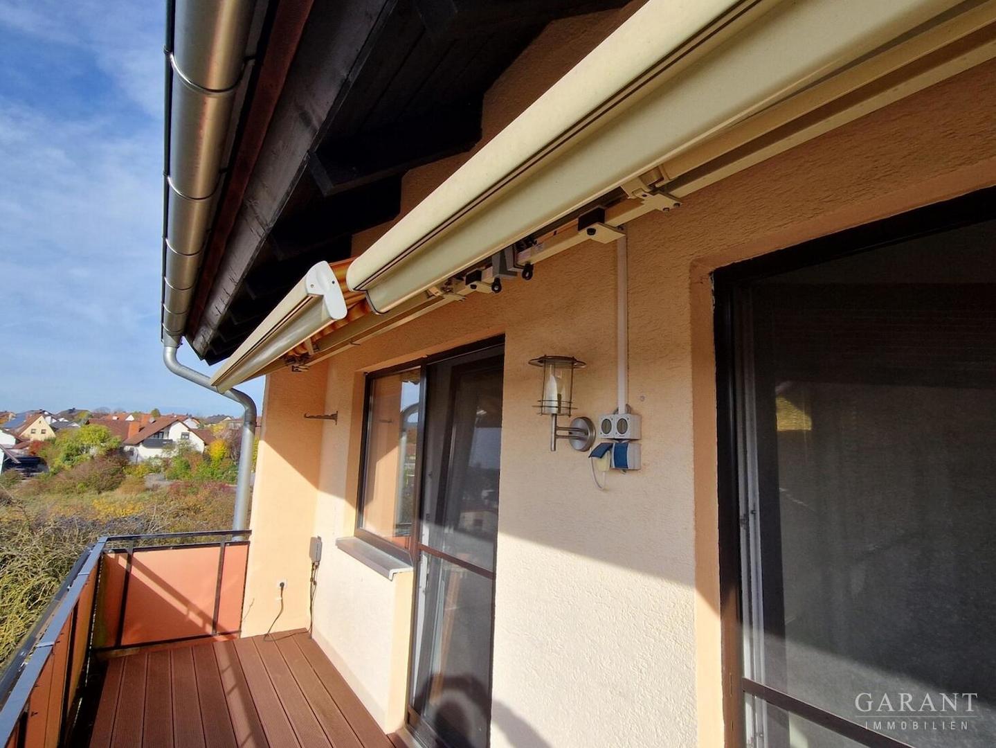 Balkon mit zwei elektrischen Markisen