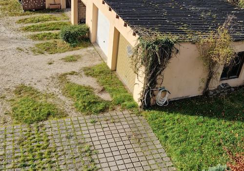 Garage (weißes Tor, Elektroantrieb) und zusätzlich