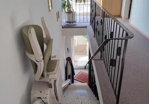 Treppe mit Treppenlift