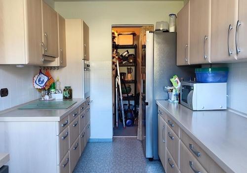 Küche mit Vorratskammer