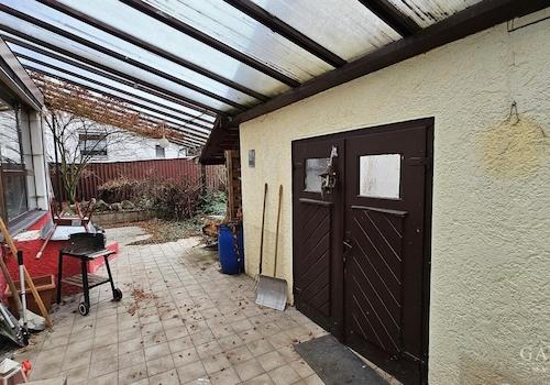 Überdachter Eingangsbereich