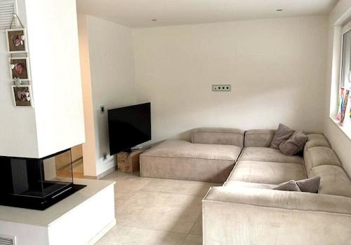 Wohnzimmer mit Kamin