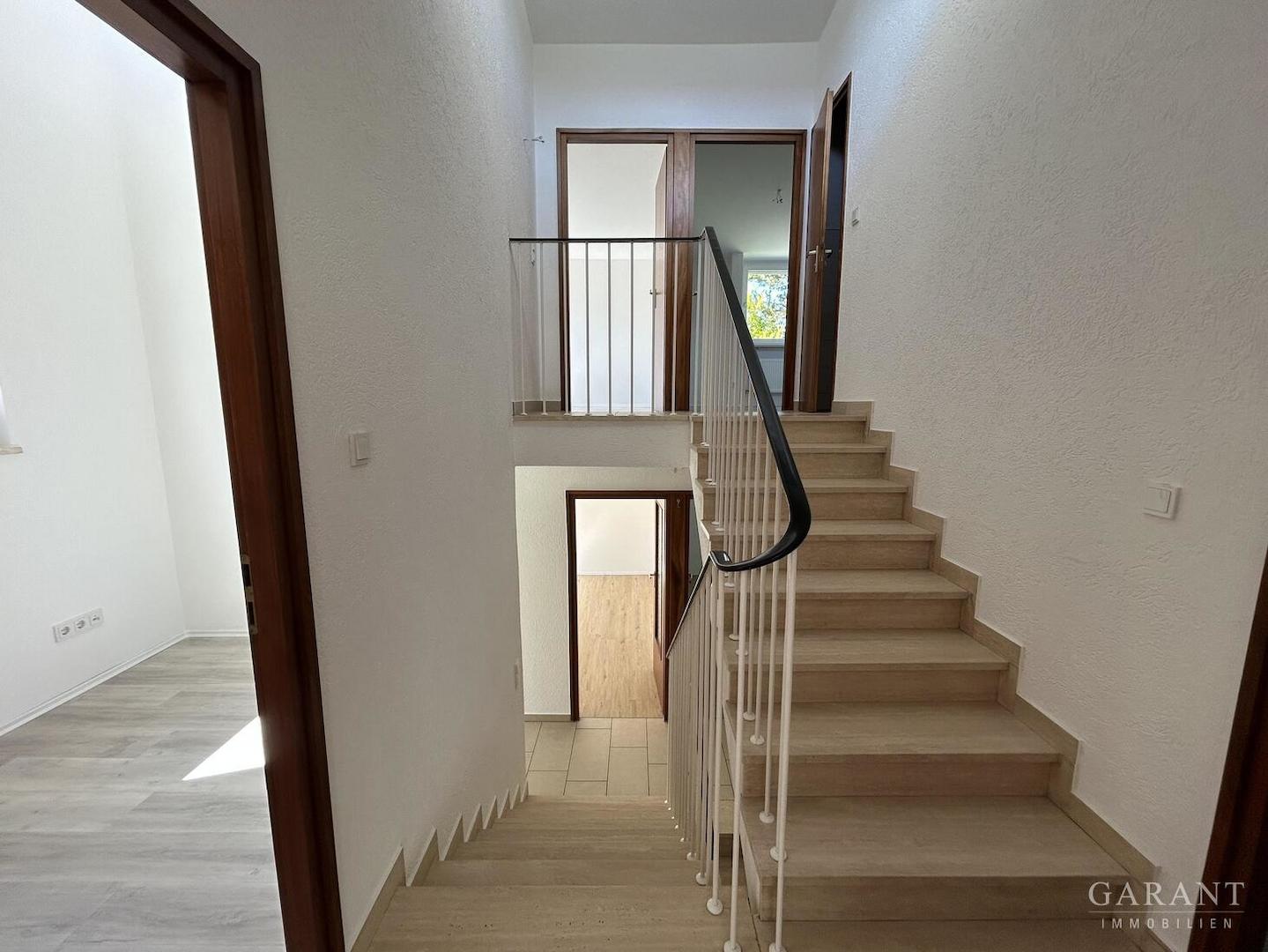 Lichtdurchflutetes Splitlevel-Treppenhaus