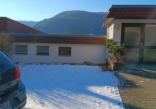 Eingang mit Stellplätze