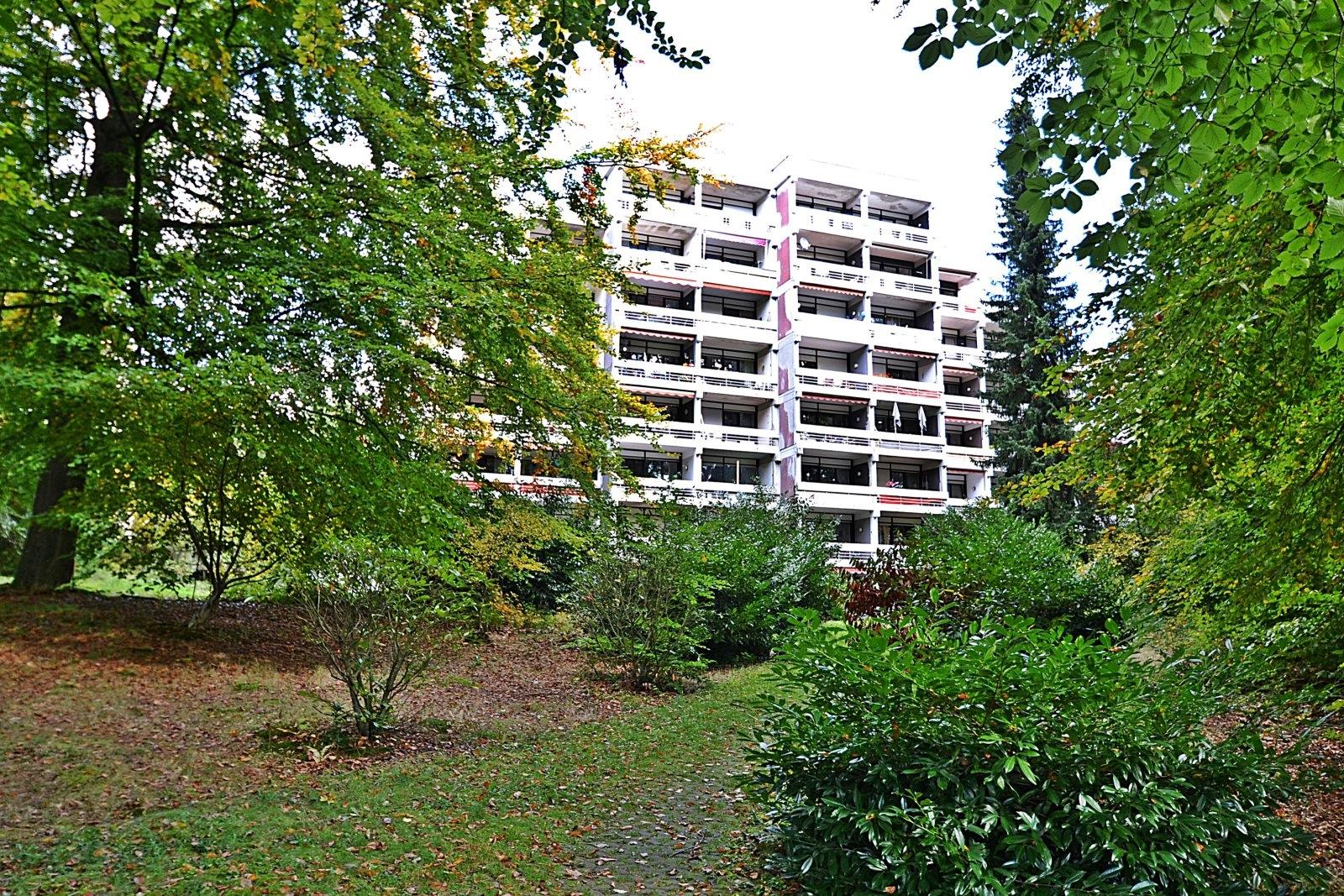 Großes Mehrfamilien mitten im Park