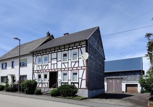 Straßenansicht mit Hofeinfahrt