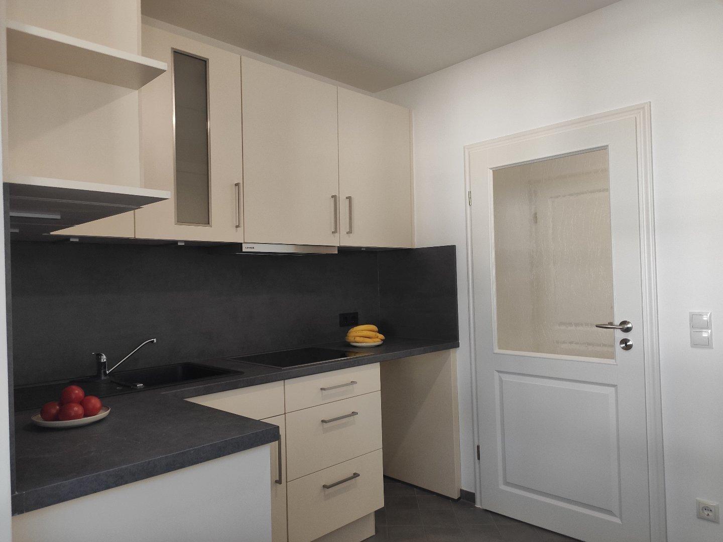 Küche mit zwei Küchenzeilen