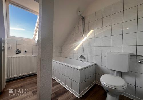 Bad mit Wanne und Tageslicht