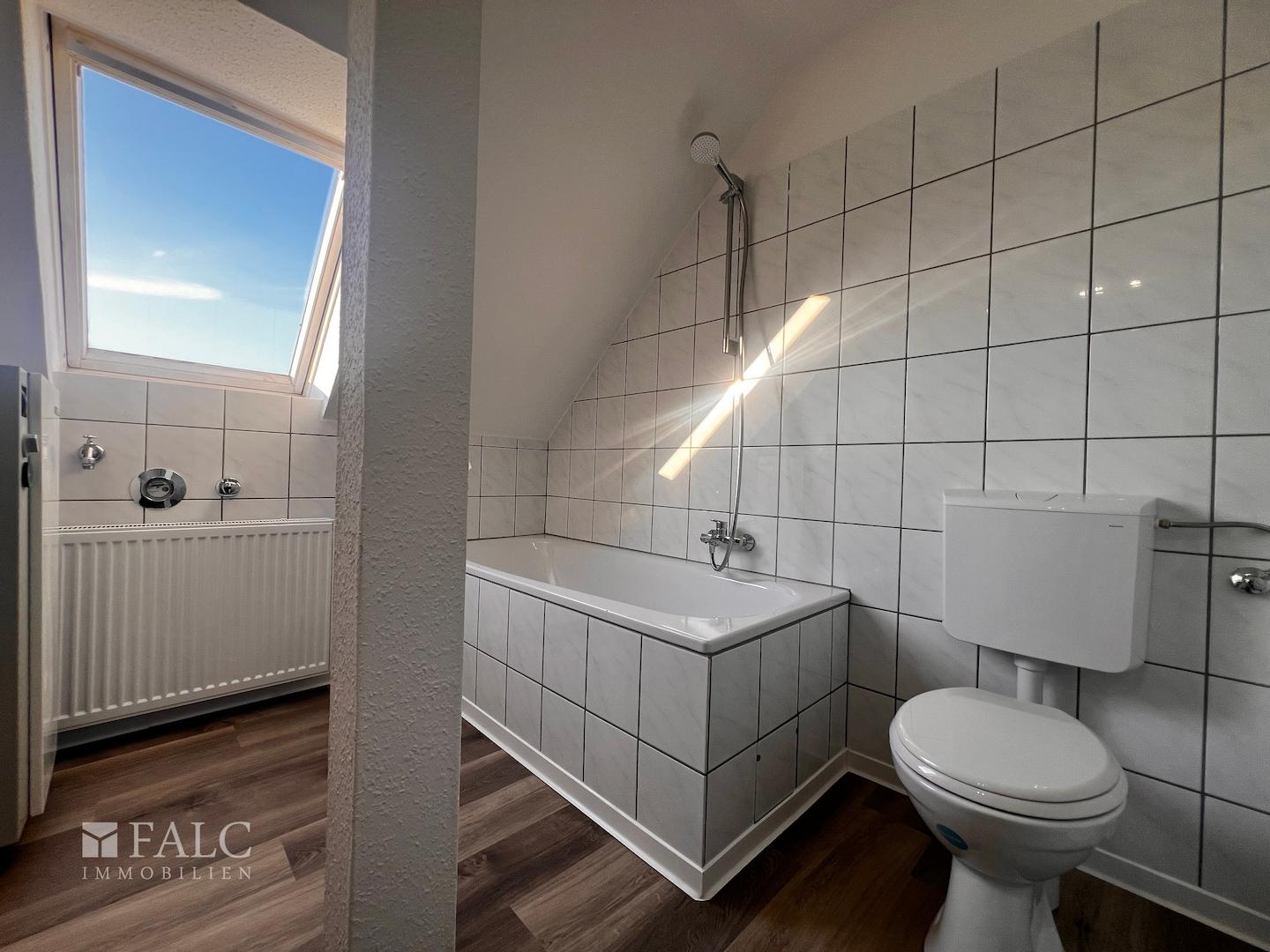 Bad mit Wanne und Tageslicht