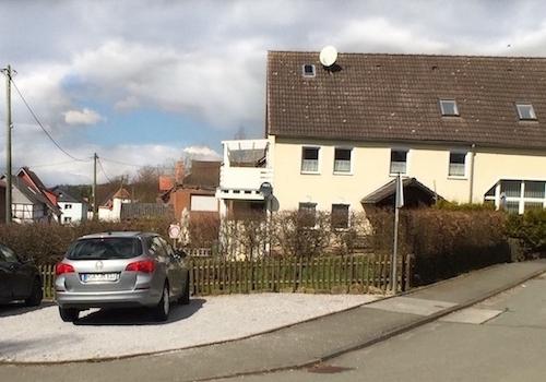 PKW-Stellplätze am Haus