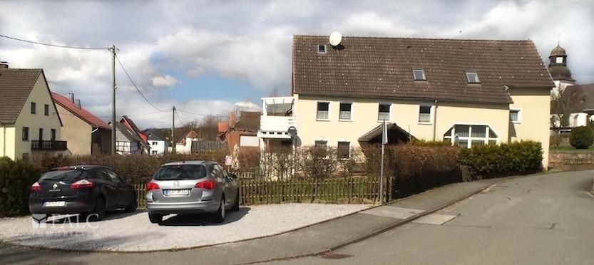 PKW-Stellplätze am Haus