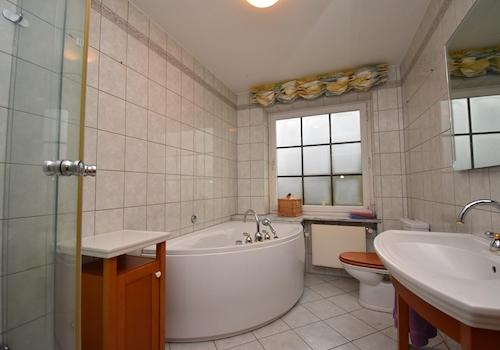 Badezimmer im EG mit Wirlpool