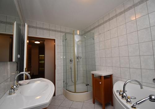 Badezimmer im EG mit Dusche