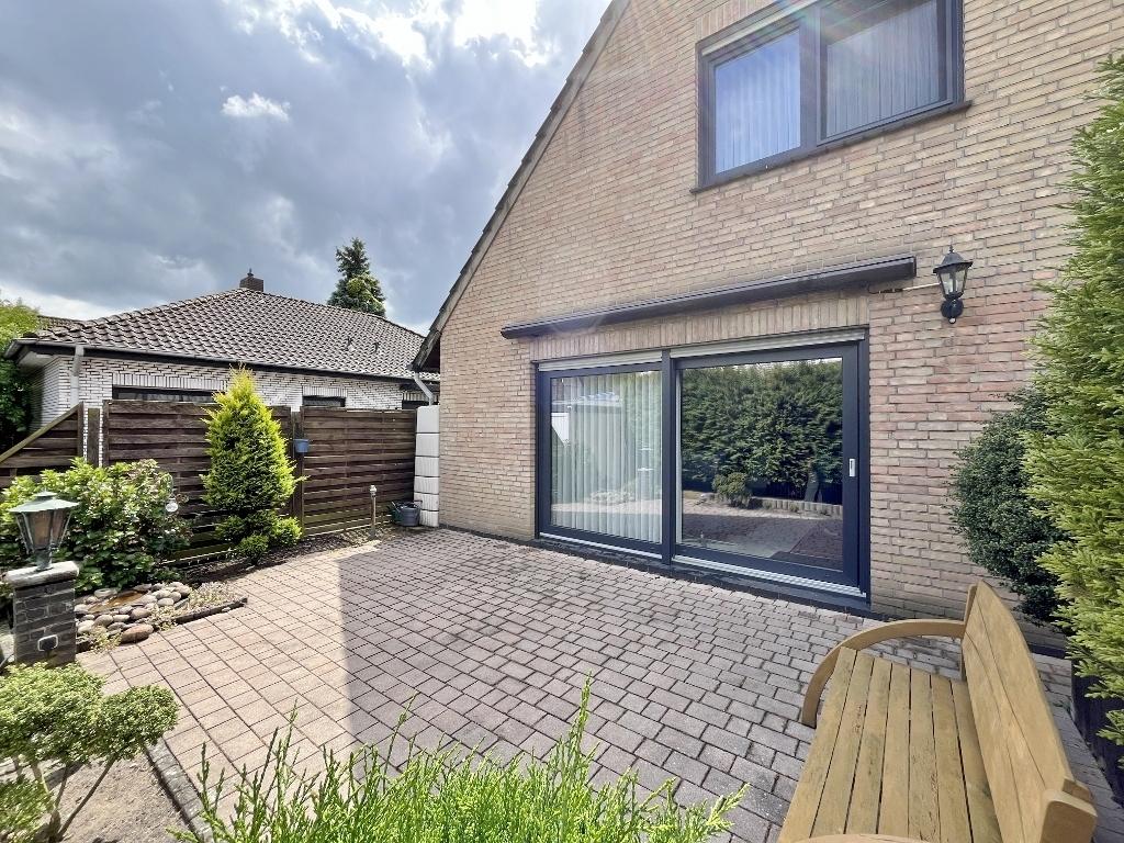 großzügige Terrasse mit Markise