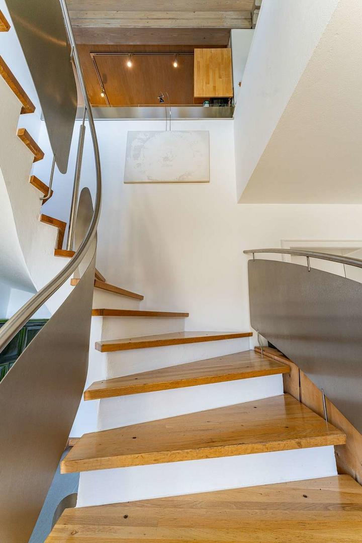 moderne Treppe ins Erdgeschoss