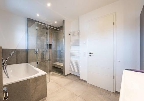 großes Bad mit viel Komfort