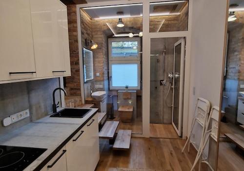 Küche, Sicht auf Badezimmer