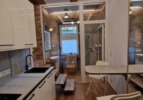 Küche, Sicht auf Badezimmer