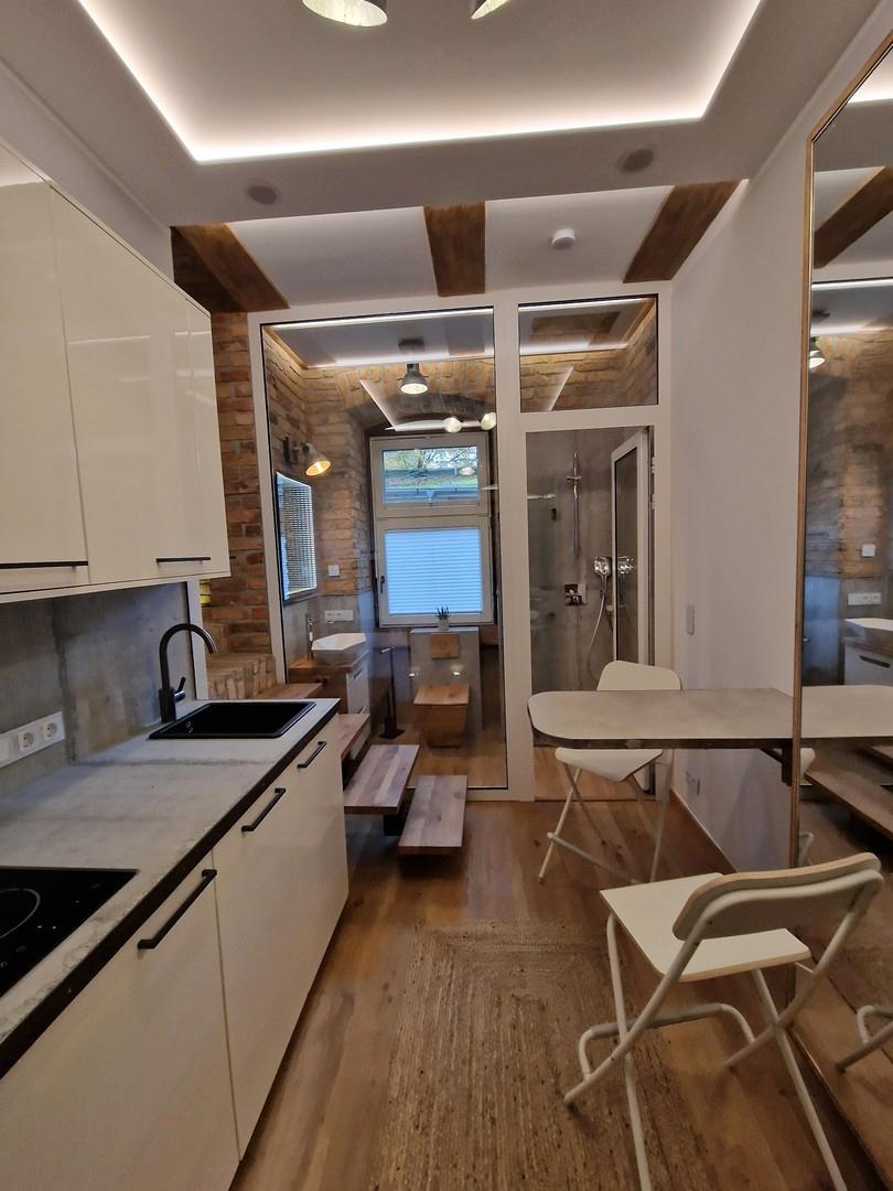 Küche, Sicht auf Badezimmer