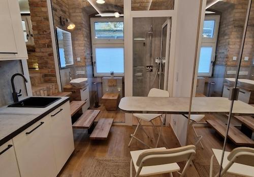 Küche, Sicht auf Badezimmer