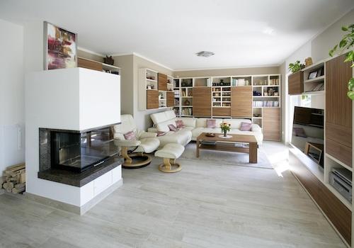 Wohnzimmer mit Kamin