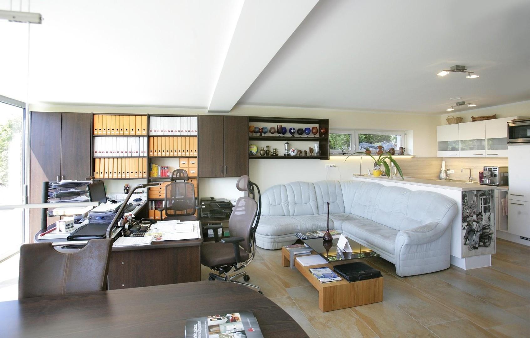 Büro mit Einbauküche