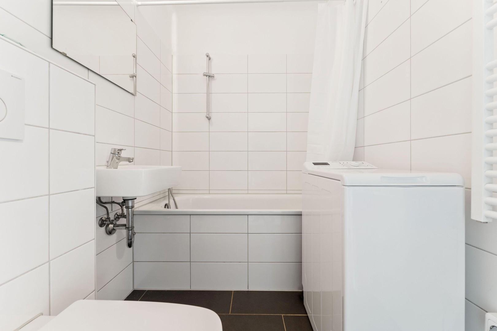 Badezimmer mit Waschmaschine