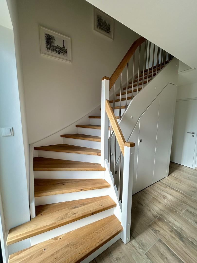 Aufgang mit Echtholztreppe